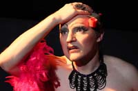 Huomenna
          hän tulee